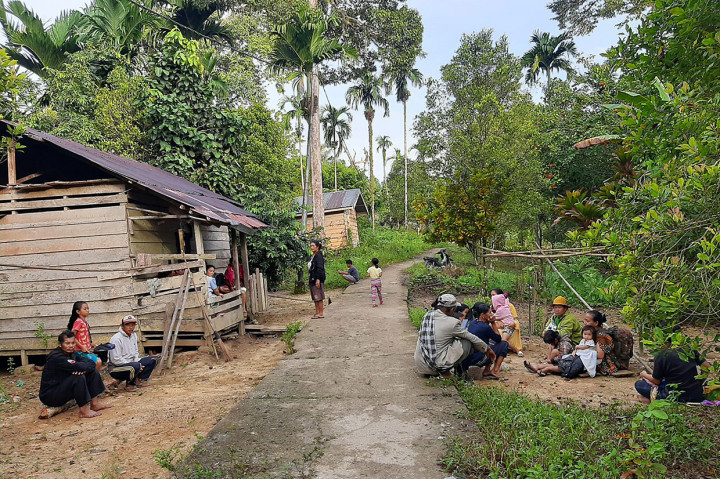 Camat Siberut Barat, Jop Sirirui, mengungkapkan saat gempa terjadi warga berlari ke arah perbukitan. Masyarakat saat ini, masih bertahan di perbukitan yang dijadikan lokasi pengungsian.