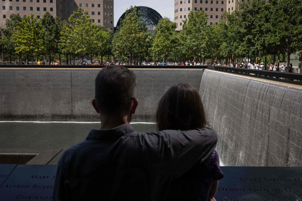 Peringatan itu diiringi dengan dentangan lonceng dan mengheningkan cipta di dekat lokasi kejadian.