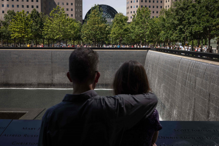 Peringatan itu diiringi dengan dentangan lonceng dan mengheningkan cipta di dekat lokasi kejadian.