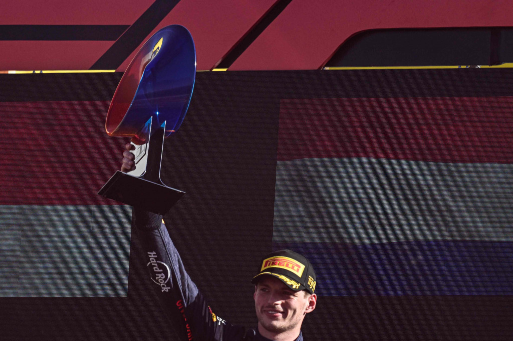 Kemenangan ini membuat Verstappen meraih kemenangan kelima secara beruntun. Pebalap Red Bull itu makin dekat dengan gelar juara dunia. 