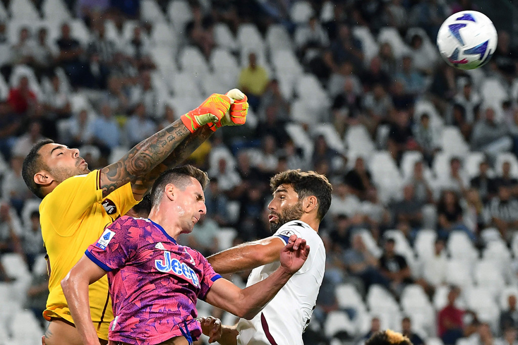 Juventus bermain imbang dengan tim tamu Salernitana pada laga keenam Liga Italia 2022-2023. Drama VR dan banjir kartu merah mewarnai laga yang berlangsung selama 100 menit tersebut.