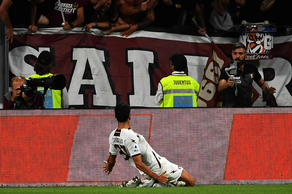 Salernitana unggul dua gol lebih dulu melalui gol dari Antonio Candreva (18') dan Krzysztof Piatek (45+5' -pen).