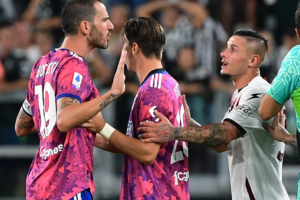 Keputusan sang pengadil mengundang protes dari kubu Juventus, sampai-sampai Juan Cuadrado dan Massimiliano Allegri menerima kartu merah. Bek Salernitana Federico Fazio juga diganjar kartu merah oleh wasit. 