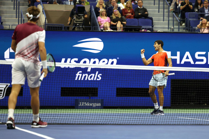 Alcaraz menyudahi perlawanan Ruud dalam waktu tiga jam 20 menit. Dia menuntaskan turnamen dengan menghabiskan total waktu 23 jam 40 menit di lapangan usai bertanding sampai lima set mulai babak keempat sampai semifinal.