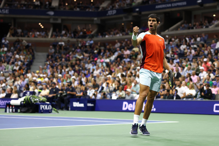 Di usianya yang masih 19 tahun 4 bulan, Alcaraz menjadi petenis termuda yang menduduki peringkat satu ATP (sejak 1973). Dia melewati rekor Lleyton Hewitt yang berusia 20 tahun saat jadi petenis nomor satu pada 2001.