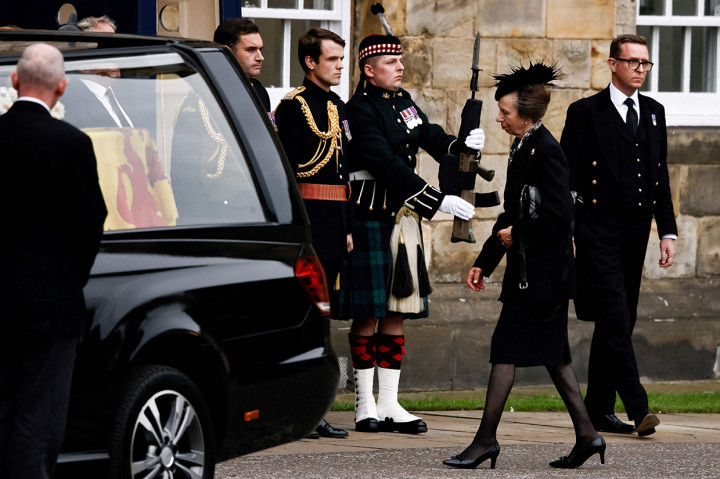 Senin ini, peti jenazah Ratu Elizabeth II akan bertolak dari Istana Holyroodhouse, melewati Royal Mile, menuju Katedral St Giles. Di sana, peti akan disemayamkan satu malam lagi, memberikan kesempatan bagi warga untuk memberikan penghormatan terakhir.