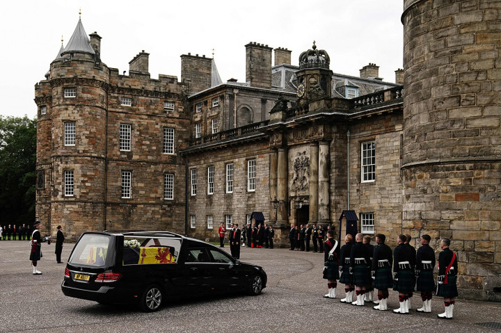 Peti jenazah Ratu Elizabeth II tiba di ruang takhta Istana Holyroodhouse, Edinburgh, Skotlandia, usai menempuh perjalanan panjang selama enam jam pada Minggu, 11 September 2022, waktu setempat.