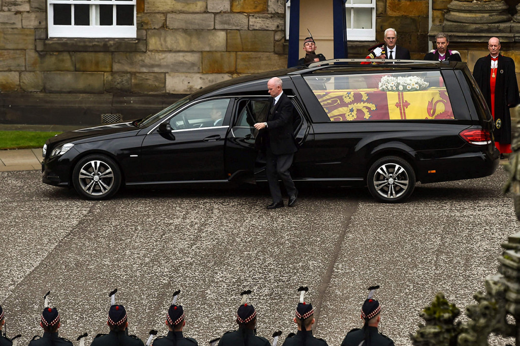 Istana Holyroodhouse adalah tempat tinggal resmi Ratu Elizabeth II di Skotlandia, dan perjalanan dari Balmoral ke istana tersebut memakan waktu enam jam melalui jalur darat.