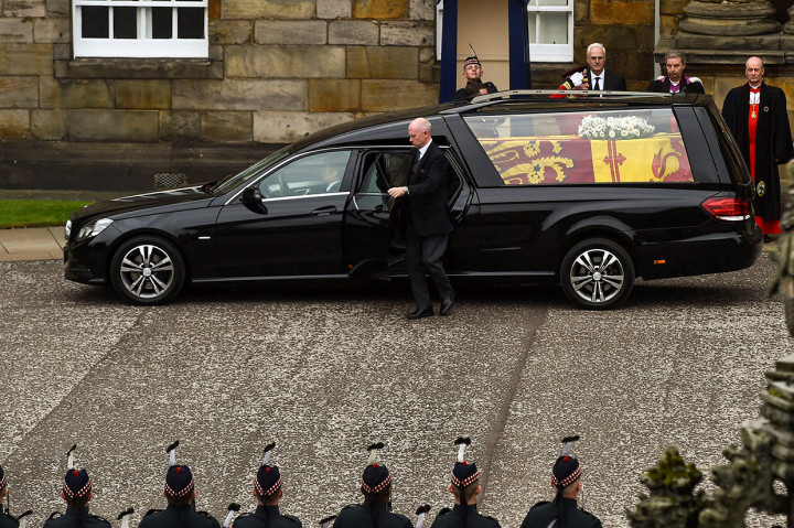 Istana Holyroodhouse adalah tempat tinggal resmi Ratu Elizabeth II di Skotlandia, dan perjalanan dari Balmoral ke istana tersebut memakan waktu enam jam melalui jalur darat.