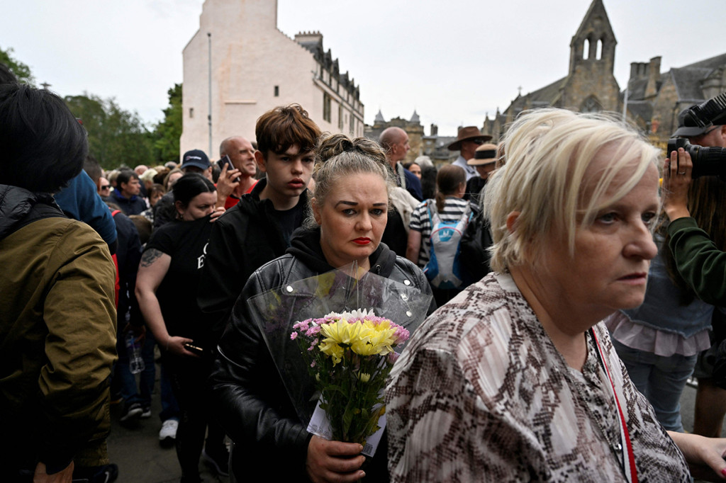 Ribuan orang berbaris di sepanjang rute perjalanan peti jenazah Ratu Elizabeth II untuk memberikan penghormatan mereka.
