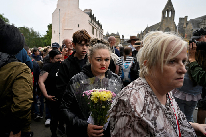 Ribuan orang berbaris di sepanjang rute perjalanan peti jenazah Ratu Elizabeth II untuk memberikan penghormatan mereka.