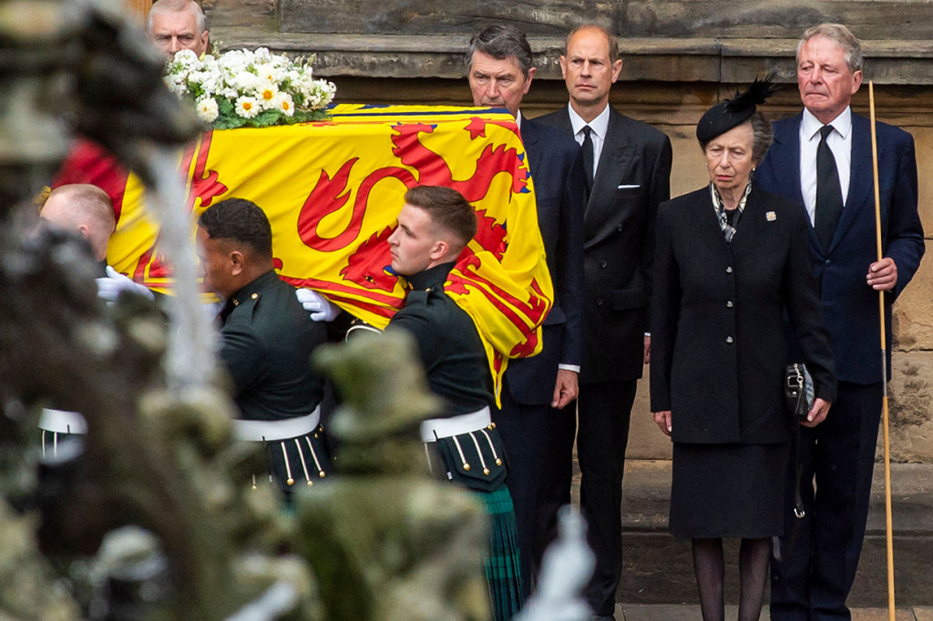 Peti jenazah Ratu Elizabeth II dibungkus bendera Royal Standard of Scotland dengan sebuah karangan bunga di atasnya. Peti jenazah tersebut menghabiskan waktu satu malam di Istana Holyroodhouse.