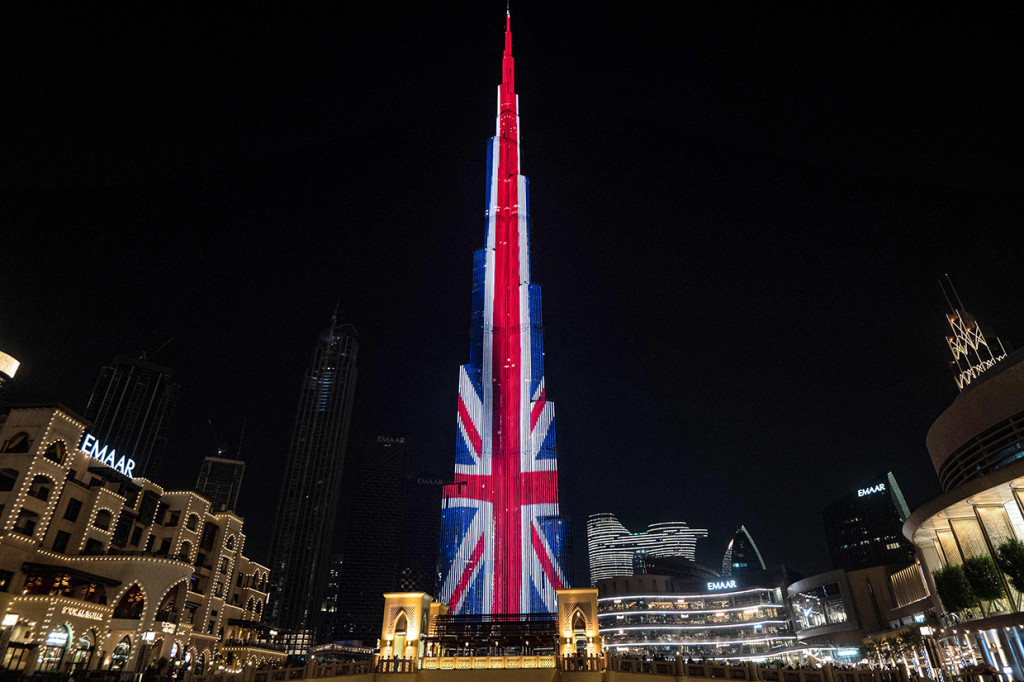 Bendera Britania Raya diproyeksikan di gedung Burj Khalifa, gedung tertinggi di dunia, Dubai, Uni Emirat Arab, Minggu, 11 September 2022. 