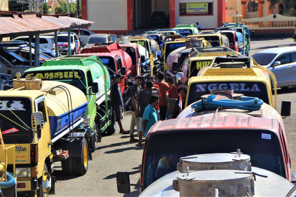 Polda Nusa Tenggara Timur (NTT) mendistribusikan 140.000 liter air bersih ke wilayah yang mengalami kekeringan di Kota Kupang dan Kecamatan Amanuban Selatan, Kabupaten Timor Tengah Selatan, Senin, 12 September 2022.