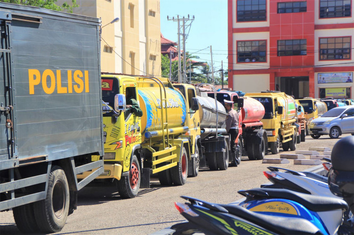 Ratusan ribu liter air bersih tersebut diangkut 28 mobil tangki dan dilepas oleh Kapolda NTT Irjen Setyo Budiyanto dari halaman Mapolda di Jalan Jenderal Soeharto bersama 538 jeriken yang terdiri dari ukuran 20 liter, 10 liter dan lima liter.