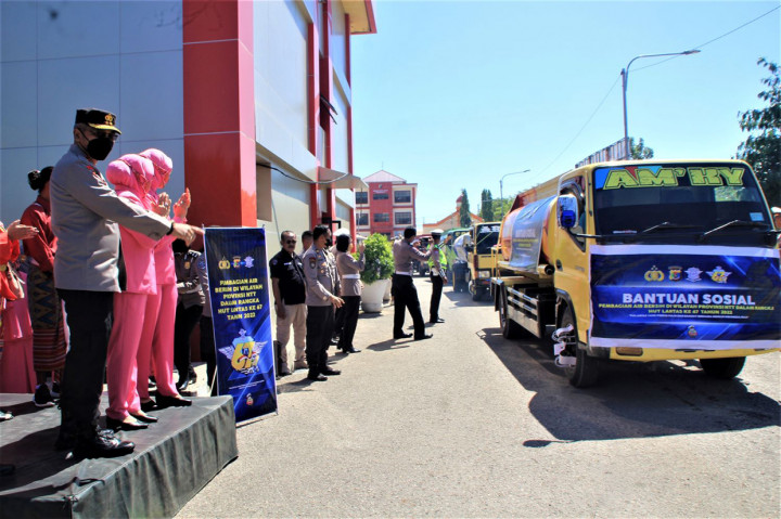 Kapolda NTT Irjen Setyo Budiyanto melepas bantuan air bersih sebanyak 140.000 liter yang diangkut 28 mobil tangki kepada warga yang mengalami krisis air bersih di Kabupaten Timor Tengah Selatan dan Kota Kupang, Senin, 12 September 2022.
