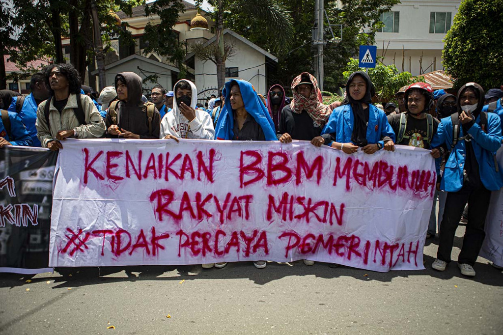 Ratusan mahasiswa Universitas Tadulako (Untad) Palu, melakukan unjuk rasa di depan kantor Dewan Perwakilan Rakyat (DPR) Provinsi Sulawesi Tengah, Senin, 12 September 2022. 