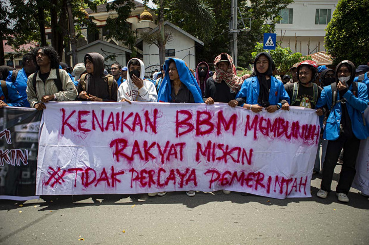 Ratusan mahasiswa Universitas Tadulako (Untad) Palu, melakukan unjuk rasa di depan kantor Dewan Perwakilan Rakyat (DPR) Provinsi Sulawesi Tengah, Senin, 12 September 2022. 
