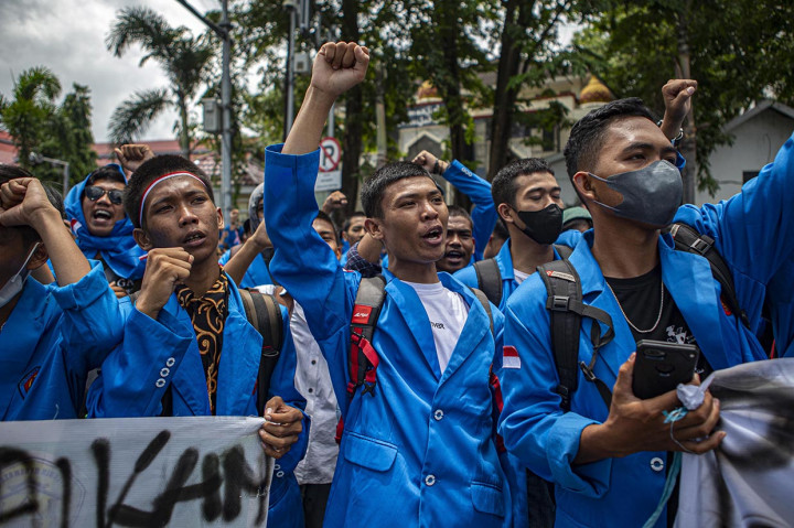 Dalam aksinya, mahasiswa dari berbagai fakultas itu meminta pemerintah pusat segera menurunkan harga bahan bakar minyak (BBM). Menurut mereka, jika harga BBM dibiarkan naik, bisa menyengsarakan rakyat.