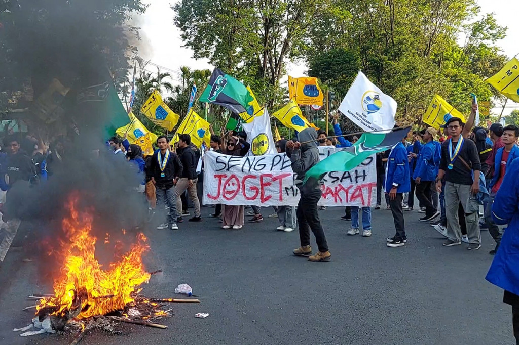 Pantauan di lokasi, masa bergerak dari Kantor Pendopo Kabupaten Kudus menuju Kantor DPRD Kabupaten Kudus. Didepan Kantor DPRD Kudus atau di Jalan R. Agil Kusumadya masa melakukan orasi dengan bakar ban dan memblokir jalan utama Kudus menuju Semarang dan sebaliknya.