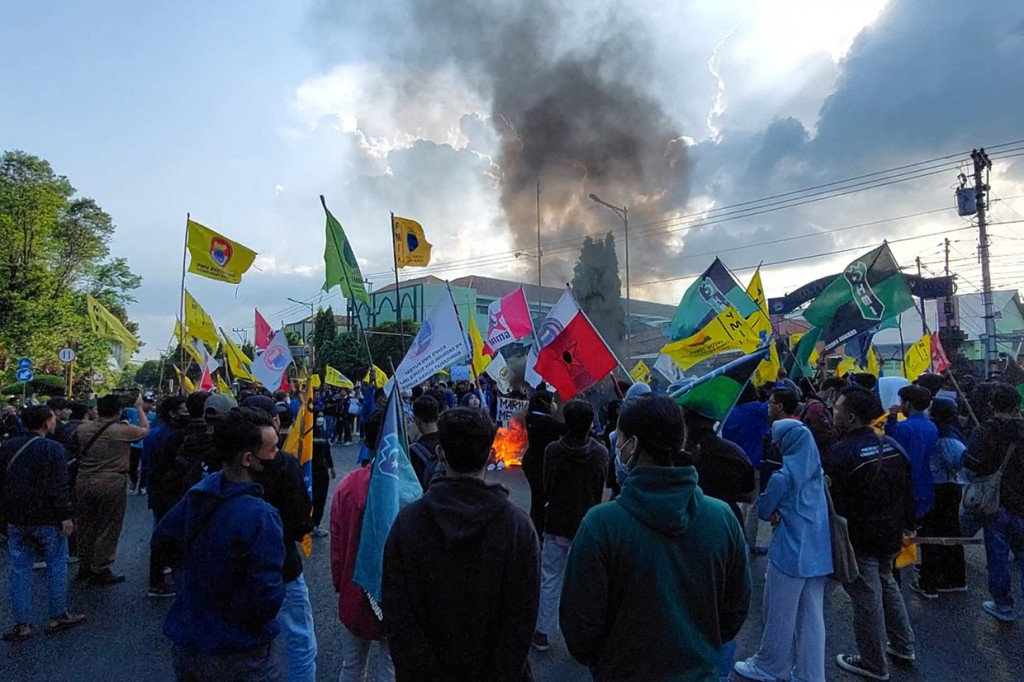 Ratusan mahasiswa di Kabupaten Kudus yang tergabung dalam Aliansi September Bergerak melakukan unjuk rasa penolakan harga BBM, Senin, 12 September 2022.