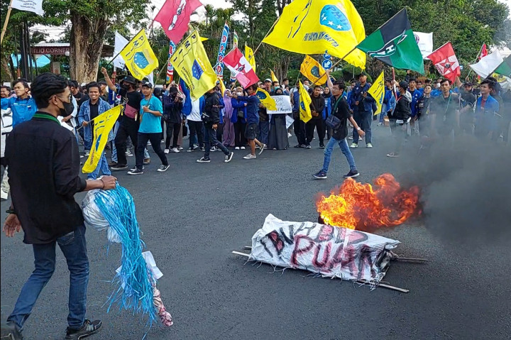 Masa menuntut pemerintah dapat mengembalikan harga BBM mengganti kebijakan lain. Dalam aksi tersebut, masa memblokir jalan utama Kudus-Semarang dan sebaliknya, akibatnya lalu lintas tersendat.