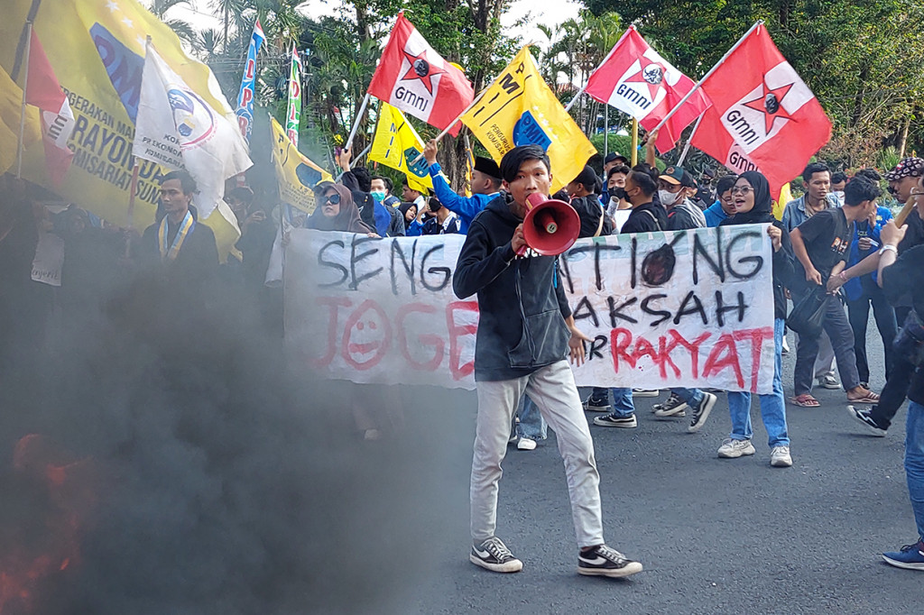 Koordinator lapangan Moh Alvin Rizkiya mengatakan, aksi mahasiswa kali ini merupakan buntut dari kebijakan pemerintah yang tidak memperhatikan kondisi rakyat kecil. Mahasiswa menuntut pemerintah mengkaji ulang dan dapat mengembalikan harga BBM yang sudah dinaikan.