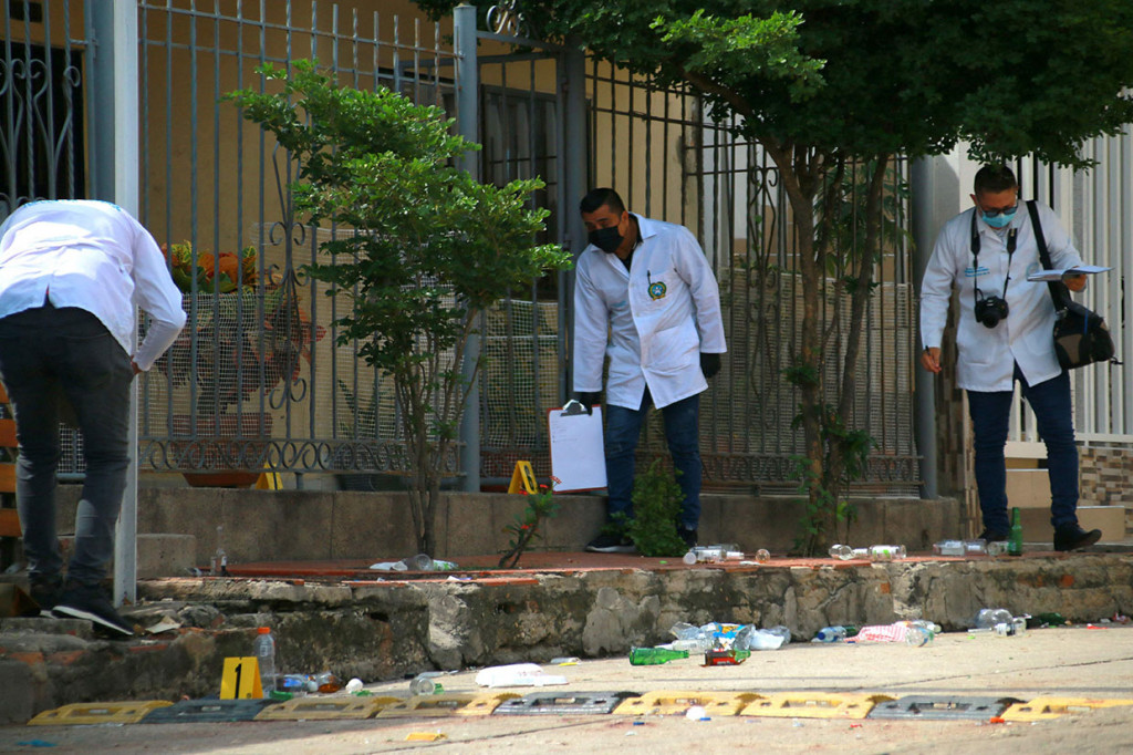Anggota polisi Kolombia melakukan penyelidikan di luar bar tempat enam orang dibunuh oleh pria bersenjata di lingkungan Las Flores, Barranquilla, pada Senin, 12 September 2022 waktu setempat.