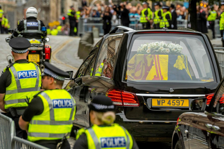 Peti jenazah Ratu Elizabeth II tiba di ruang takhta Istana Holyroodhouse, Edinburgh, Skotlandia, usai menempuh perjalanan panjang selama enam jam pada Minggu, 11 September 2022, waktu setempat.