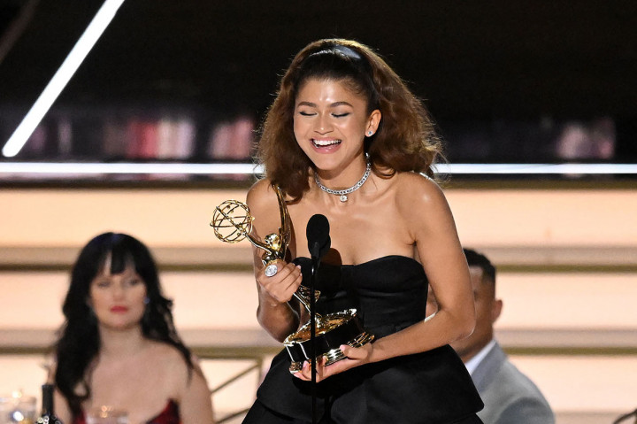Sementara Zendaya meraih juara kategori Pemeran Utama Perempuan Terbaik dalam Drama series di ajang Emmy Awards ke-74.