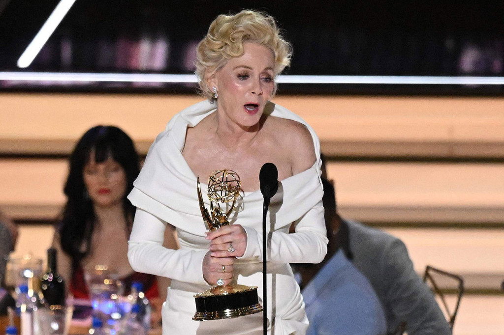 Dan Jean Smart memenangkan kategori Pemeran Utama Perempuan Terbaik dalam kategori komedi.