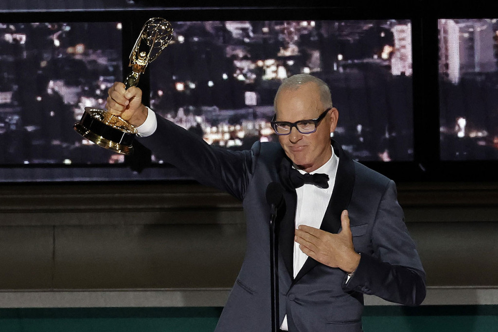 Michael Keaton meraih penghargaan sebagai aktor terbaik dalam kategori limited series atau film.