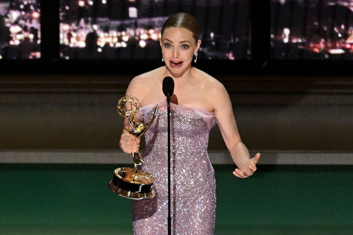 Sementara Amanda Seyfried merebut penghargaan sebagai aktirs terbaik dalam kategori limited series atau film.