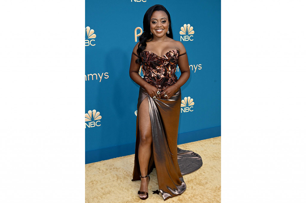 Quinta Brunson, peraih nominasi ganda untuk memproduksi, menulis, dan membintangi sitkom ABC Abbott Elementary, mengejutkan karpet merah dengan gaun Dolce & Gabbana dengan rok perunggu dan celah setinggi paha yang berani.