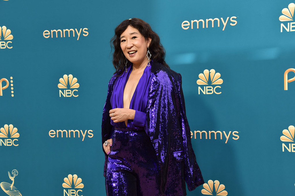 Sementara Sandra Oh, yang dinominasikan untuk musim terakhir Killing Eve, tampil dengan setelan jas ungu berkilau berpayet dengan blus serasi terbuka hingga pusar.
