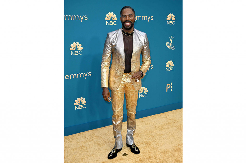 Tidak ketinggalan, bintang Euphoria Colman Domingo -- yang telah memenangkan Emmy untuk aktor tamu terbaik dalam sebuah drama, sebuah penghargaan yang diberikan sebelum acara utama Senin -- sedang tren dalam setelan emas D&G bermotif dengan kemeja hitam tembus pandang.
