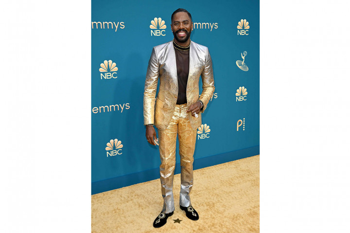 Tidak ketinggalan, bintang Euphoria Colman Domingo -- yang telah memenangkan Emmy untuk aktor tamu terbaik dalam sebuah drama, sebuah penghargaan yang diberikan sebelum acara utama Senin -- sedang tren dalam setelan emas D&G bermotif dengan kemeja hitam tembus pandang.