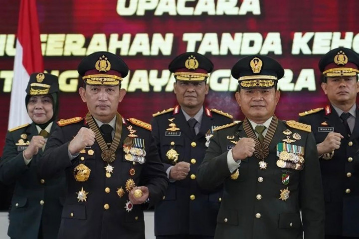 Kepala Staf Angkatan Darat Jenderal Dudung Abdurachman menerima penganugerahan tanda kehormatan Bintang Bhayangkara Utama dari Kepolisian Republik Indonesia (Polri).