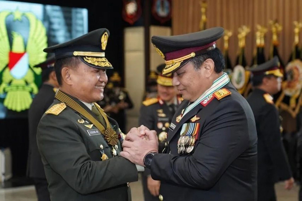 Tanda kehormatan tersebut diserahkan oleh Kapolri Jenderal Listyo Sigit Prabowo di Ruang Rapat Utama Mabes Polri, Jakarta Selatan, Senin, 12 September 2022.