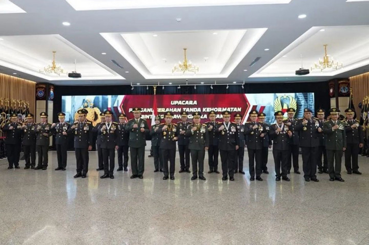 Hadir pada acara penganugerahan Bintang Utama Polri para pejabat teras dari Mabes Polri dan Mabes TNI AD, antara lain Danpuspomad Letjen Chandra W. Sukotjo, Aspers KSAD Mayjen Darmono Susastro dan Direktur Hukum Angkatan Darat (Dirkumad) Brigjen Dr. Tetty Melina.