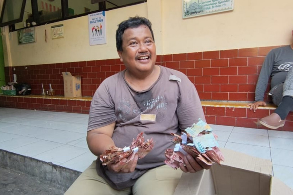 Nasib malang menimpa seorang penjaga sekolah di SD Negeri Lojiwetan, Pasar Kliwon, Solo, bernama Samin. Uang tabungan senilai Rp50 juta dimakan rayap. Samin bercerita uang itu hasil dia menabung selama 2,5 tahun untuk biaya mendaftar ibadah haji.