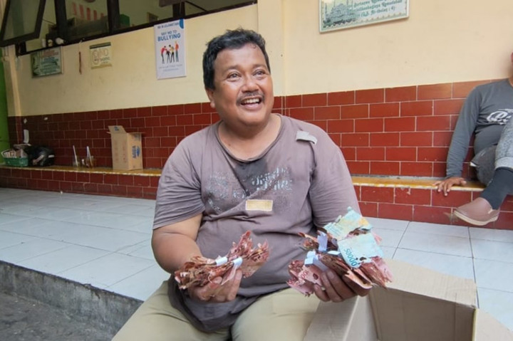 Nasib malang menimpa seorang penjaga sekolah di SD Negeri Lojiwetan, Pasar Kliwon, Solo, bernama Samin. Uang tabungan senilai Rp50 juta dimakan rayap. Samin bercerita uang itu hasil dia menabung selama 2,5 tahun untuk biaya mendaftar ibadah haji.