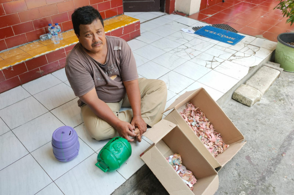 Samin yang kesehariannya bertugas sebagai penjaga sekolah SDN Lojiwetan, Kelurahan Kedunglumbu, Kecamatan Pasar Kliwon, tidak bisa menyembunyikan kesedihannya, ketika mendapati satu dari dua celengan plastik yang berisi uang tabungannya, tidak bisa diselamatkan.