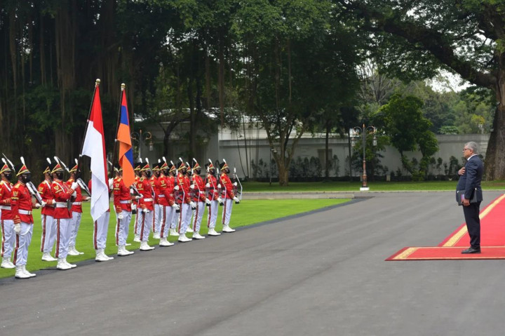 Presiden Joko Widodo menerima surat kepercayaan dari delapan duta besar luar biasa dan berkuasa penuh (LBBP) negara-negara sahabat. 