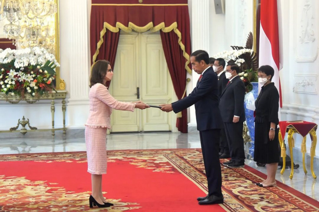 Delapan duta besar negara sahabat yang diterima oleh Presiden adalah Nadia Burger, Duta Besar LBBP Kanada; Prapan Disyatat, Duta Besar LBBP Kerajaan Thailand; Thomas LoidI, Duta Besar LBBP Republik Austria; Kwok Fook Seng, Duta Besar LBBP Republik Singapura; Frank LL Felix, Duta Besar LBBP Kerajaan Belgia; Machoca Moshe Tembele, Duta Besar LBBP Republik Persatuan Tanzania; Jukka-Pekka Kaihilahti, Duta Besar LBBP Republik Finlandia; dan Serob Bejanyan, Duta Besar LBBP Republik Armenia.
