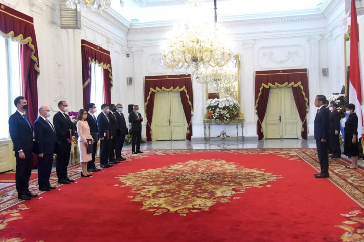 Penyerahan surat kepercayaan tersebut digelar di Ruang Kredensial, Istana Merdeka, Jakarta, Selasa, 13 September 2022, pagi.