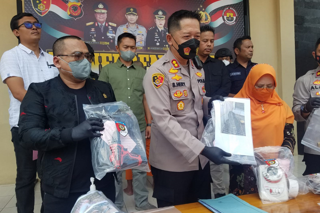 Kapolres Tasikmalaya, AKBP Suhardi Hery menunjukkan barang bukti fotodan video penganiayaan dan memutilasi hewan berupa monyet ekor panjang (kera)dan monyet jenis lutung dilakukannya di Kampung Sukajadi, Desa Lengkong Barang, Kecamatan Cikatomas.