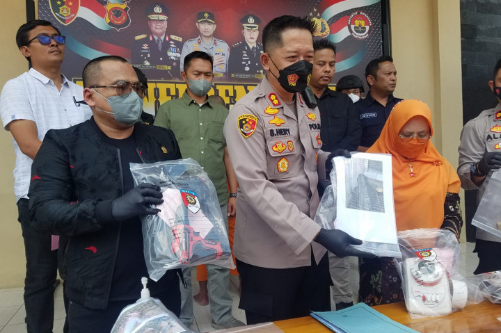 Kapolres Tasikmalaya, AKBP Suhardi Hery menunjukkan barang bukti fotodan video penganiayaan dan memutilasi hewan berupa monyet ekor panjang (kera)dan monyet jenis lutung dilakukannya di Kampung Sukajadi, Desa Lengkong Barang, Kecamatan Cikatomas.