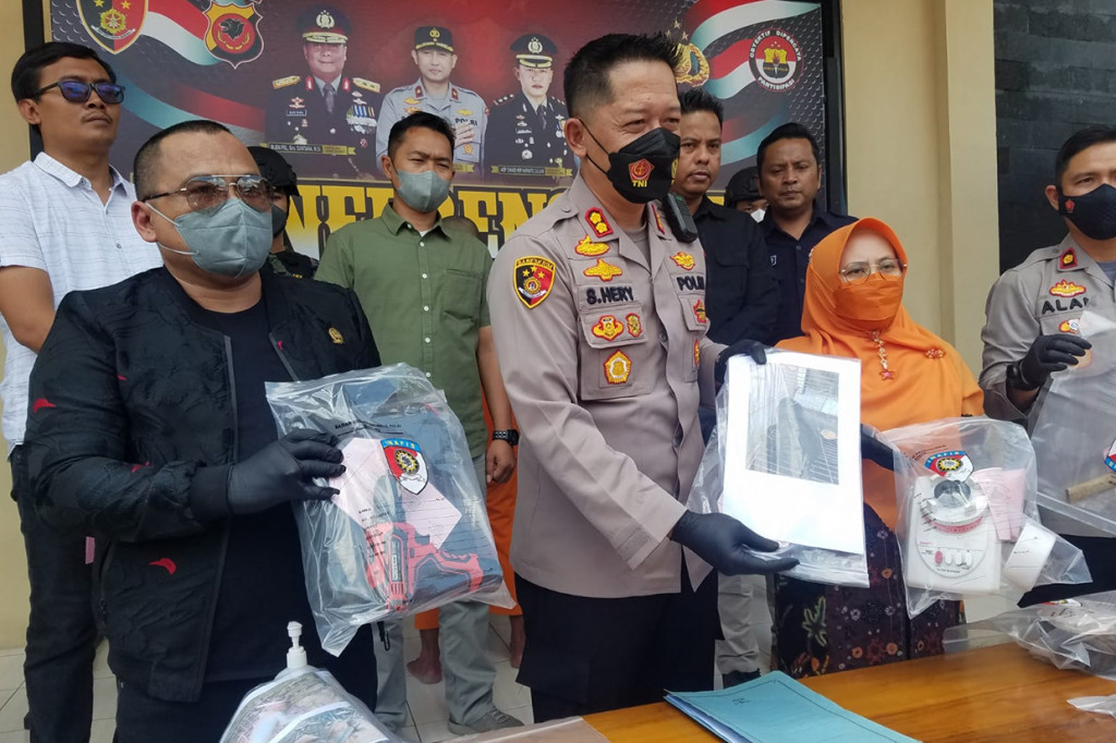 Satuan Reserse Kriminal (Satreskrim) Polres Tasikmalaya menangkap dua tersangka penganiayaan monyet ekor panjang (kera) dan lutung. Kedua tersangka Asep Yadi Nurul Hikmah, 25, dan Indra, 25, warga Kampung Sukajadi, Desa Lengkong Barang, Kecamatan Cikatomas, Kabupaten Tasikmalaya.