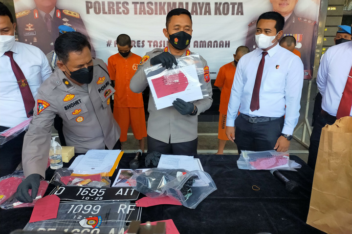 Dalam kasus itu, polisi juga berhasil mengamankan sejumlah barang bukti di antaranya peralatan yang kerap digunakan saat aksi pecah kaca mobil, kendaraan yang digunakan, ponsel dan kaca mobil.